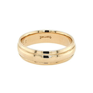 Golden band with shiny finish and beveled edges and stamped with Sinclairs inside